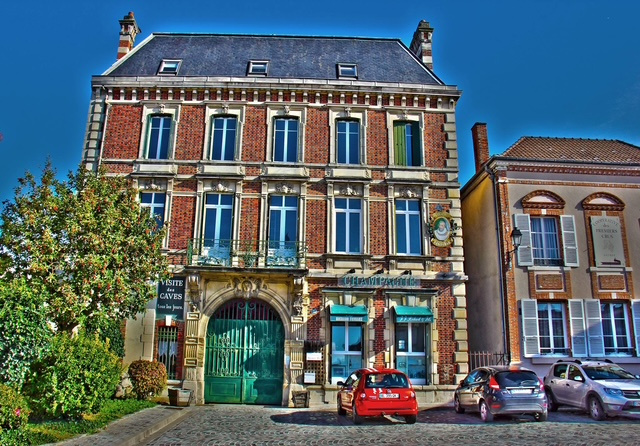 Agence Immobilière Dker Immobilier - Vente Propriete à Epernay -  DEMEURE DE 1875 AVEC CAVES AU COEUR  DE LA MONTAGNE DE REIMS
